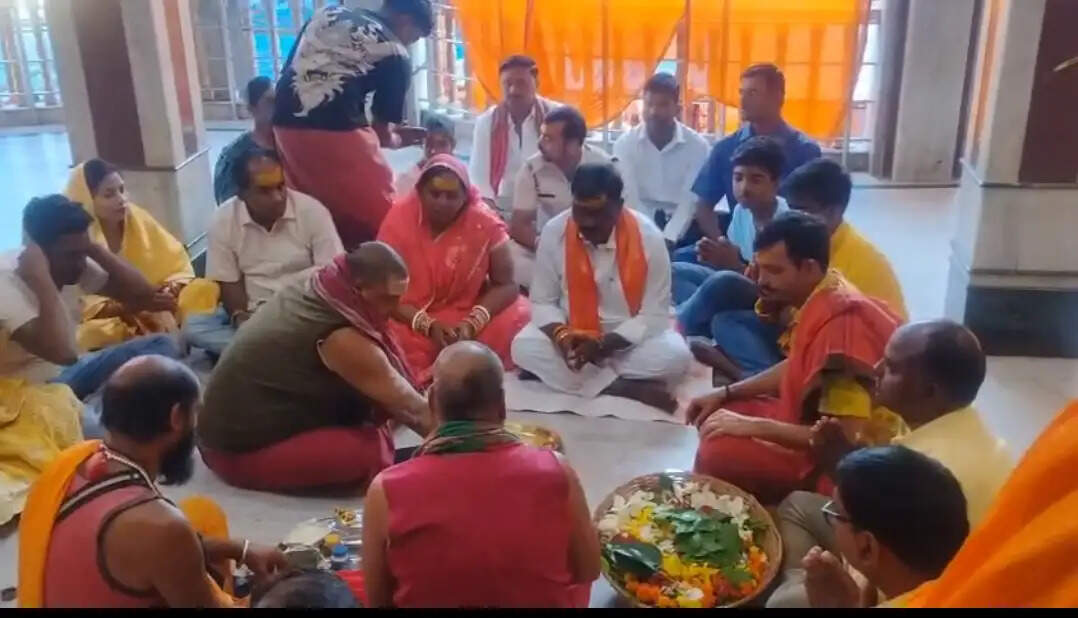 बिहार के मंत्री ने बाबा बैद्यनाथ के दरबार में की पूजा-अर्चना