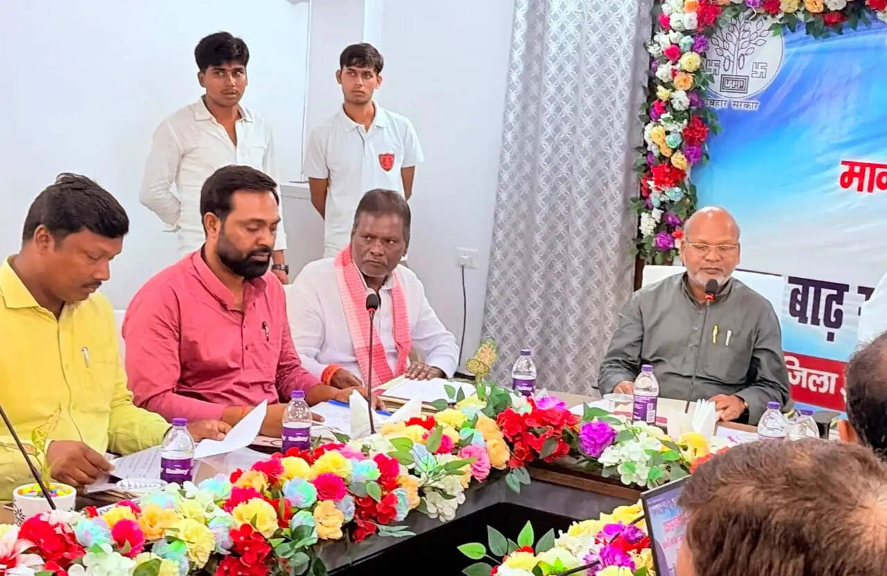 भागलपुर में बाढ़ राहत कार्यों की समीक्षा:, आपदा प्रबंधन मंत्री रत्नेश सदा ने की बैठक, सांसद ने उठाई मुस्तैदी की मांग
