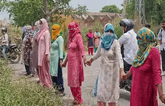 रेवाड़ी में बिजली संकट पर ग्रामीणों ने रेवाड़ी-बावल राेड किया जाम
