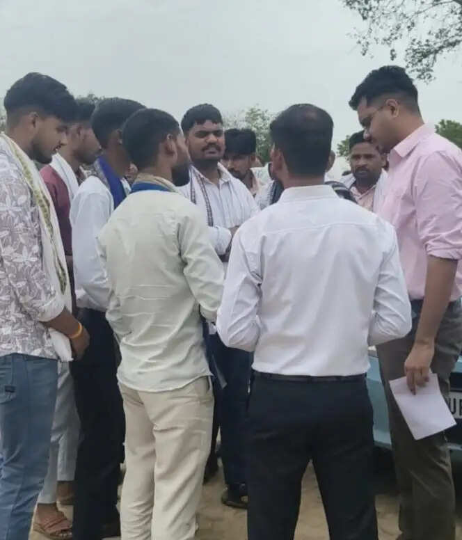 झांसी में अराजक तत्वों ने क्षतिग्रस्त की डॉ. अंबेडकर की प्रतिमा, आक्रोशित ग्रामीणों ने की कार्रवाई की मांग