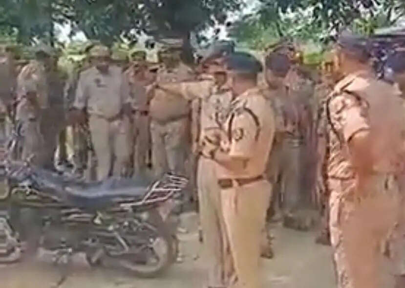 देवरिया : रामेश्वर तिवारी हत्याकांड में चार पुलिसकर्मी निलंबित