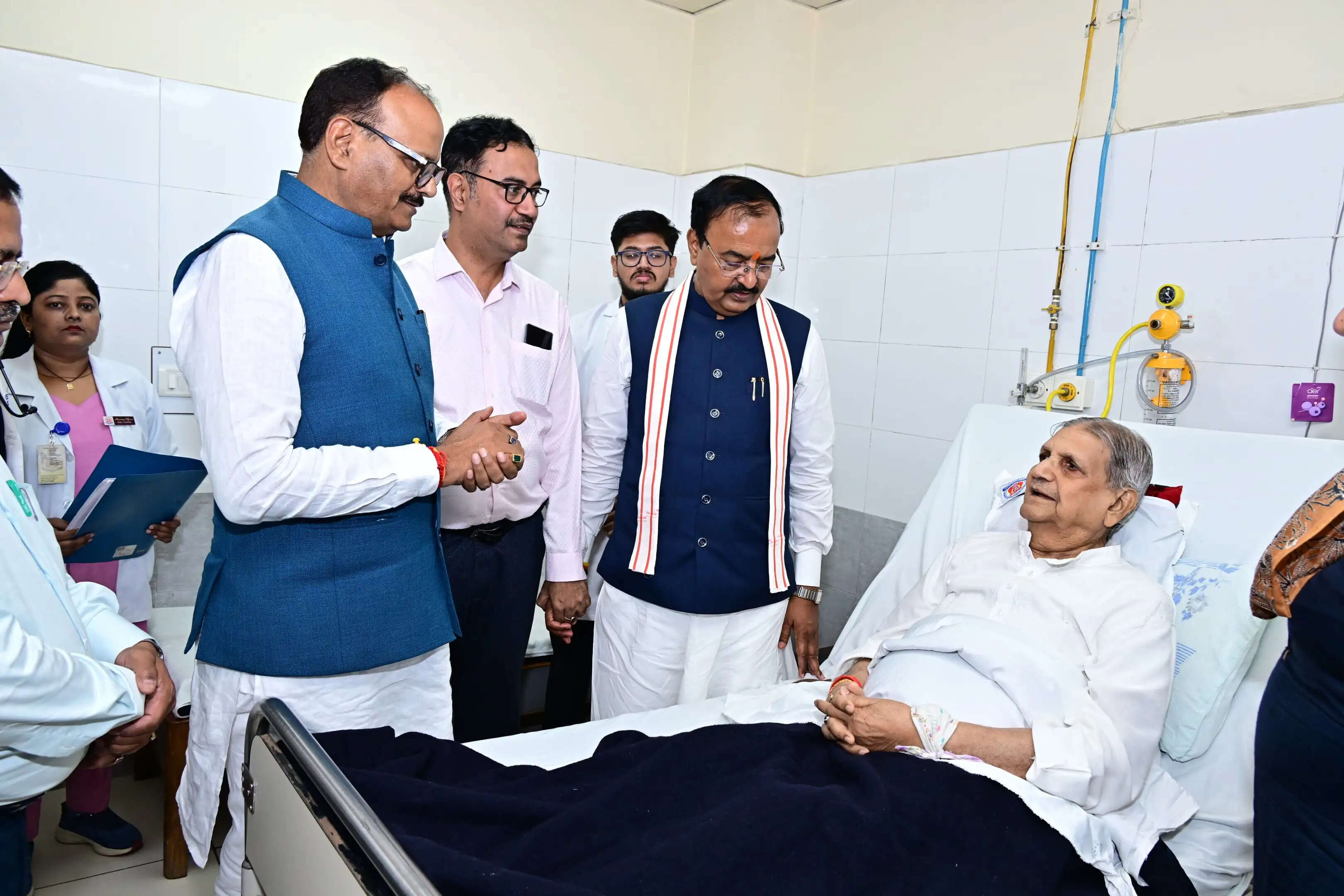 उप मुख्यमंत्री केशव प्रसाद मौर्य एवं ब्रजेश पाठक ने पूर्व मंत्री नरेन्द्र कुमार सिंह गौर का लिया कुशलक्षेम