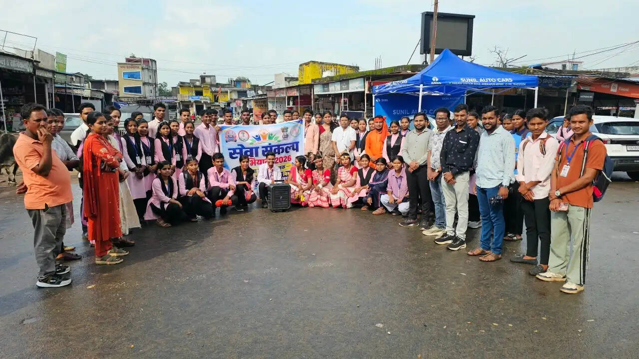 नुक्कड़ नाटक से छात्रों ने दिया स्वच्छता और साइबर सुरक्षा का संदेश