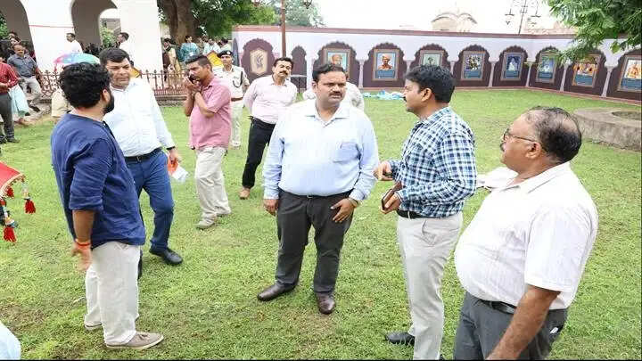 भोपालः संभाग आयुक्त और आईजी ने जगदीशपुर में कैबिनेट बैठक के कार्यक्रम स्थल पर देखीं व्यवस्थाएं