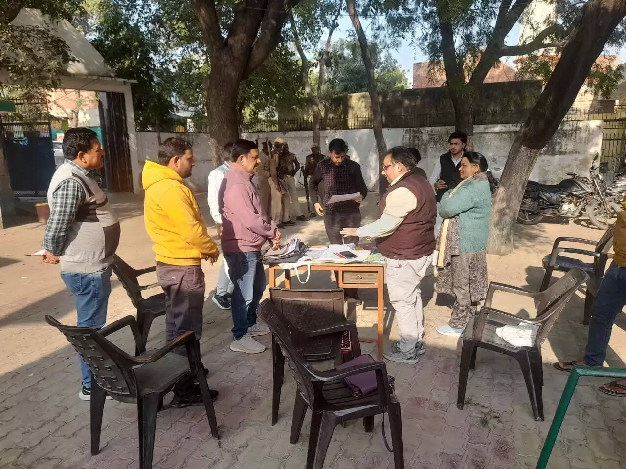 एसआईआर की प्रगति पर डीएम ने किया स्थलीय जायजा, लापरवाही पर कार्रवाई के निर्देश