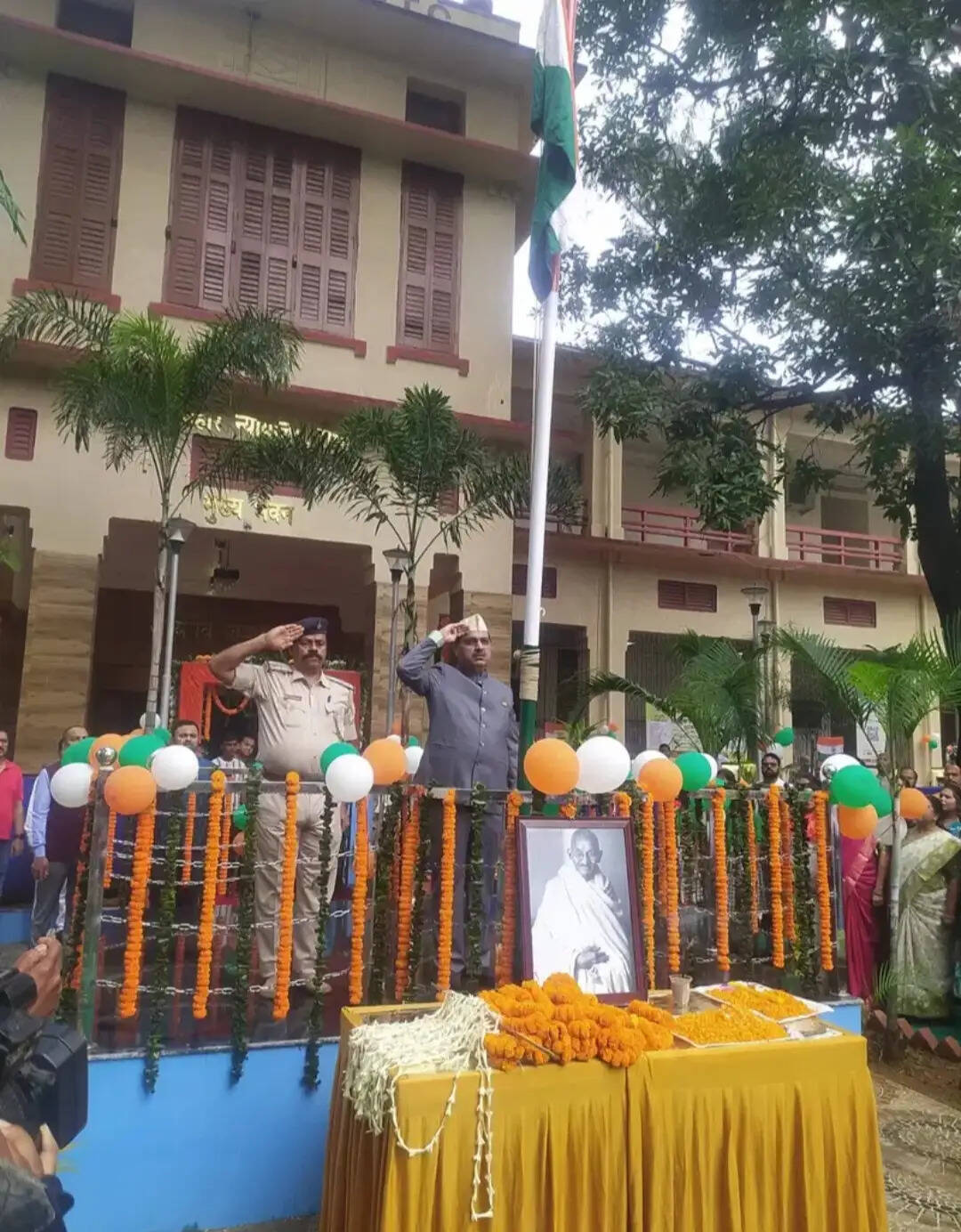 रांची सिविल कोर्ट में प्रधान न्यायायुक्त ने फहराया तिरंगा