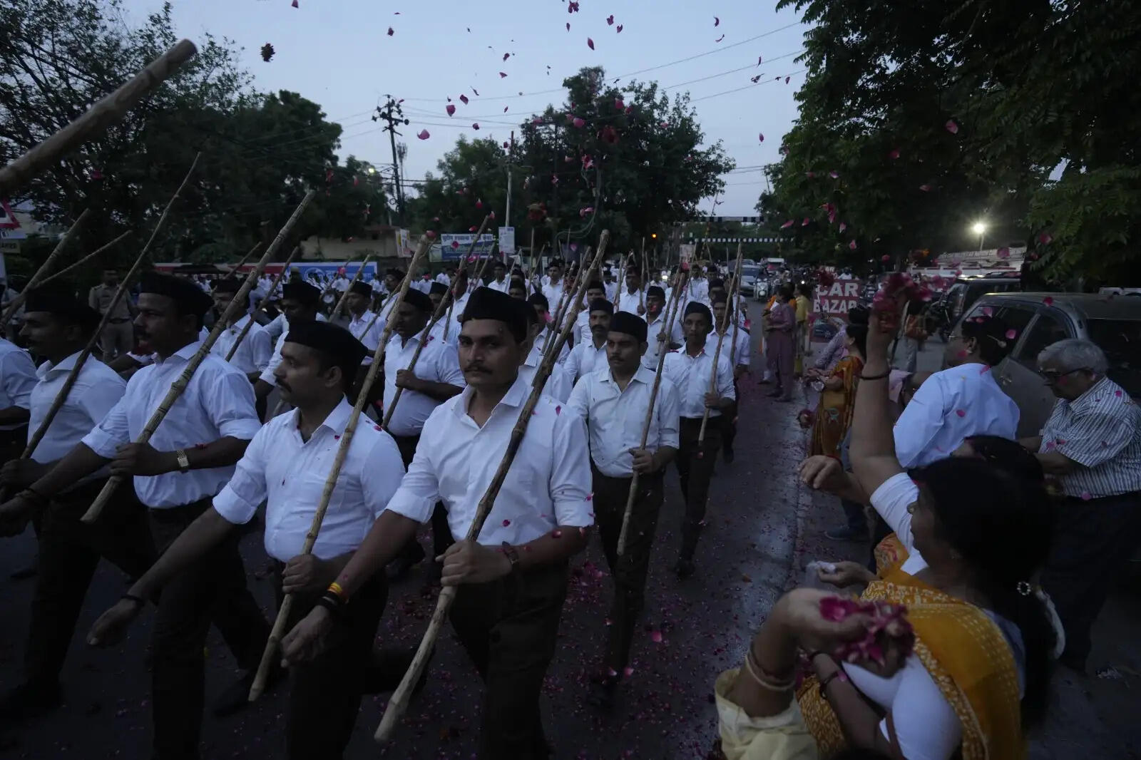 लखनऊ में आरएसएस के पथ संचलन पर जमकर बरसे फूल