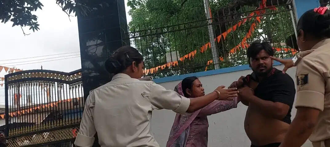 कोर्ट कैंपस में पति पत्नी का हाईवोल्टेज ड्रामा: पति को घसीटा, काटा हाथ, सैकड़ों की भीड़ जुटी