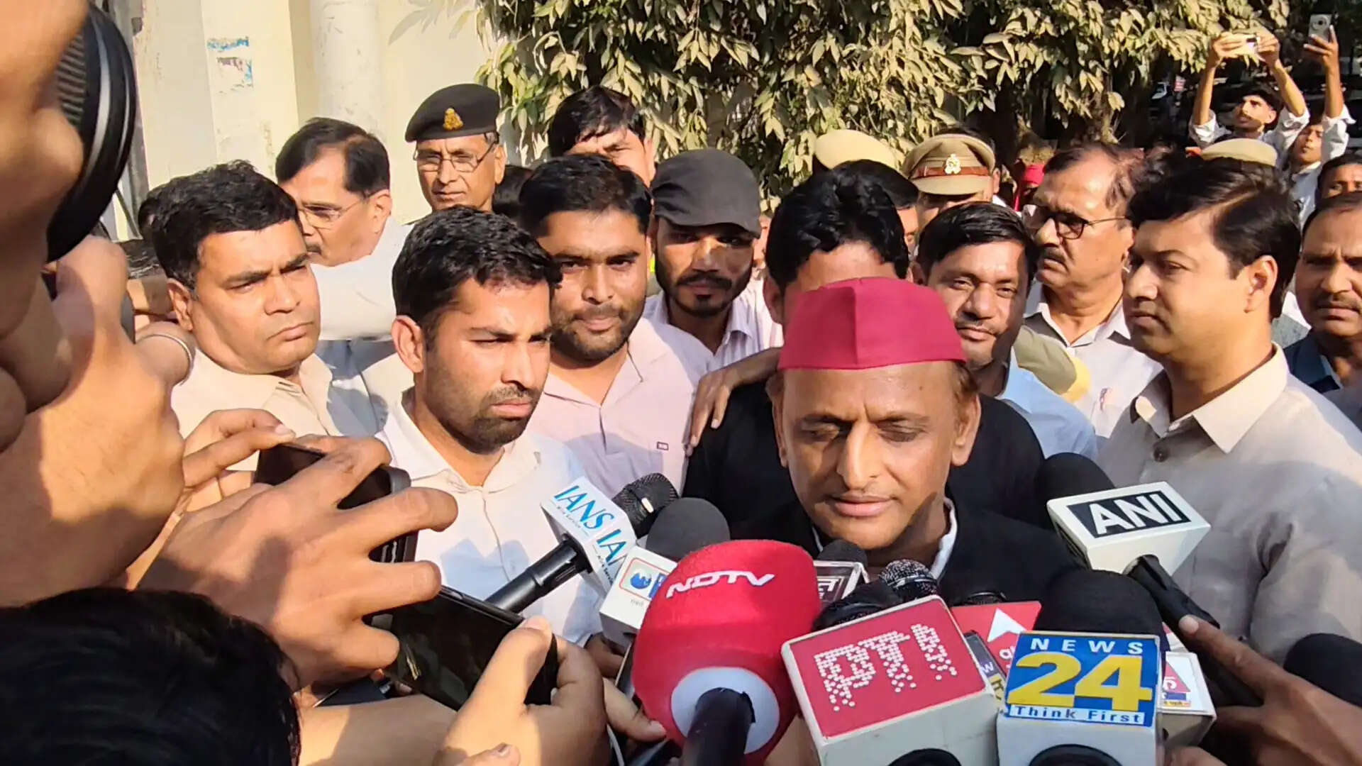 सपा मुखिया अखिलेश यादव ने इटावा में किया मतदान, सरकार पर उठाए सवाल