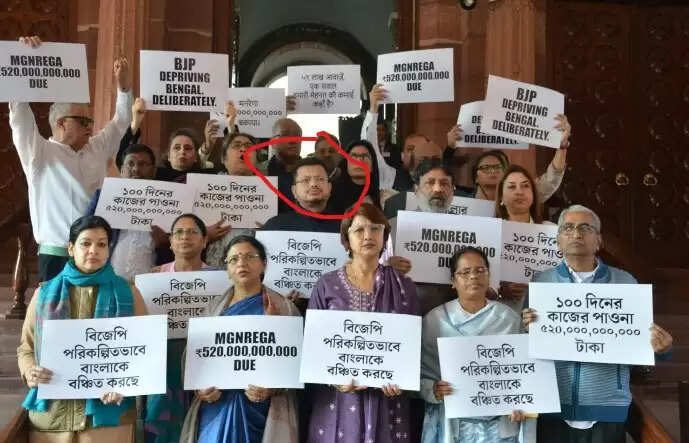 मनरेगा के बकाये को लेकर संसद परिसर में टीएमसी सांसदों ने किया विरोध प्रदर्शन