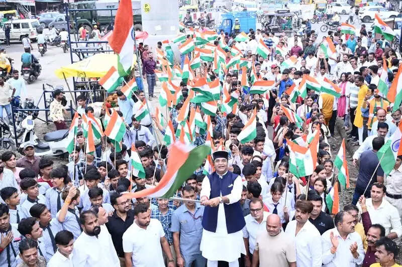 भोपालः हजारों युवाओं के साथ मंत्री सारंग ने निकाली भव्य तिरंगा यात्रा, दिया देशभक्ति का संदेश
