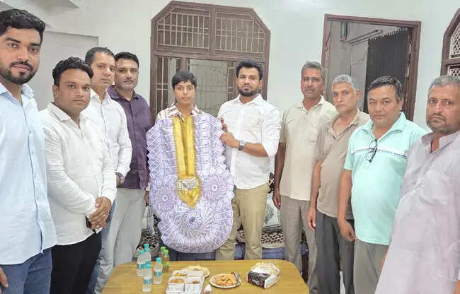 सोनीपत: किसान की बेटी बनी वायुसेना में फ्लाइंग ऑफिसर, किया सम्मानित