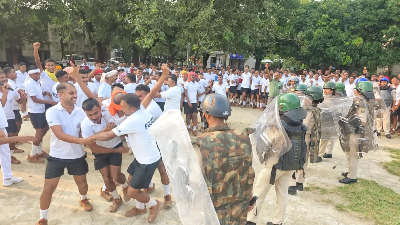 त्योहारों पर सुरक्षा के पुख्ता इंतजाम: पुलिस केंद्र में दंगा नियंत्रण एवं भीड़ प्रबंधन का सघन पूर्वाभ्यास