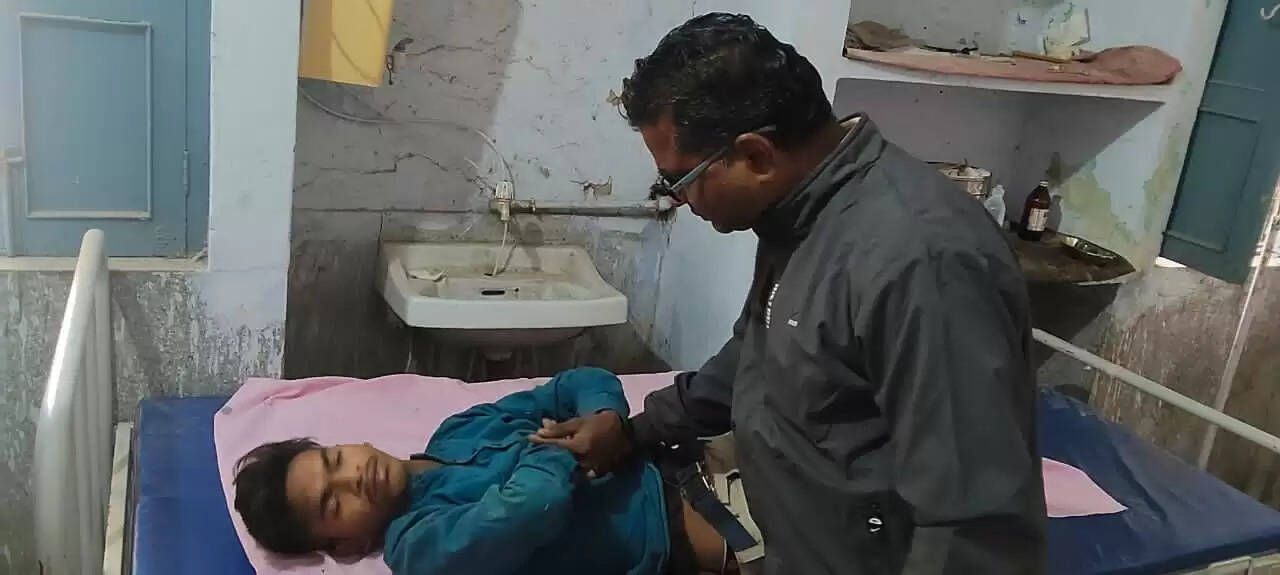 कार से टकरा कर बाइक सवारों पर गिरी नीलगाय, एक युवक की मौत, दो घायल