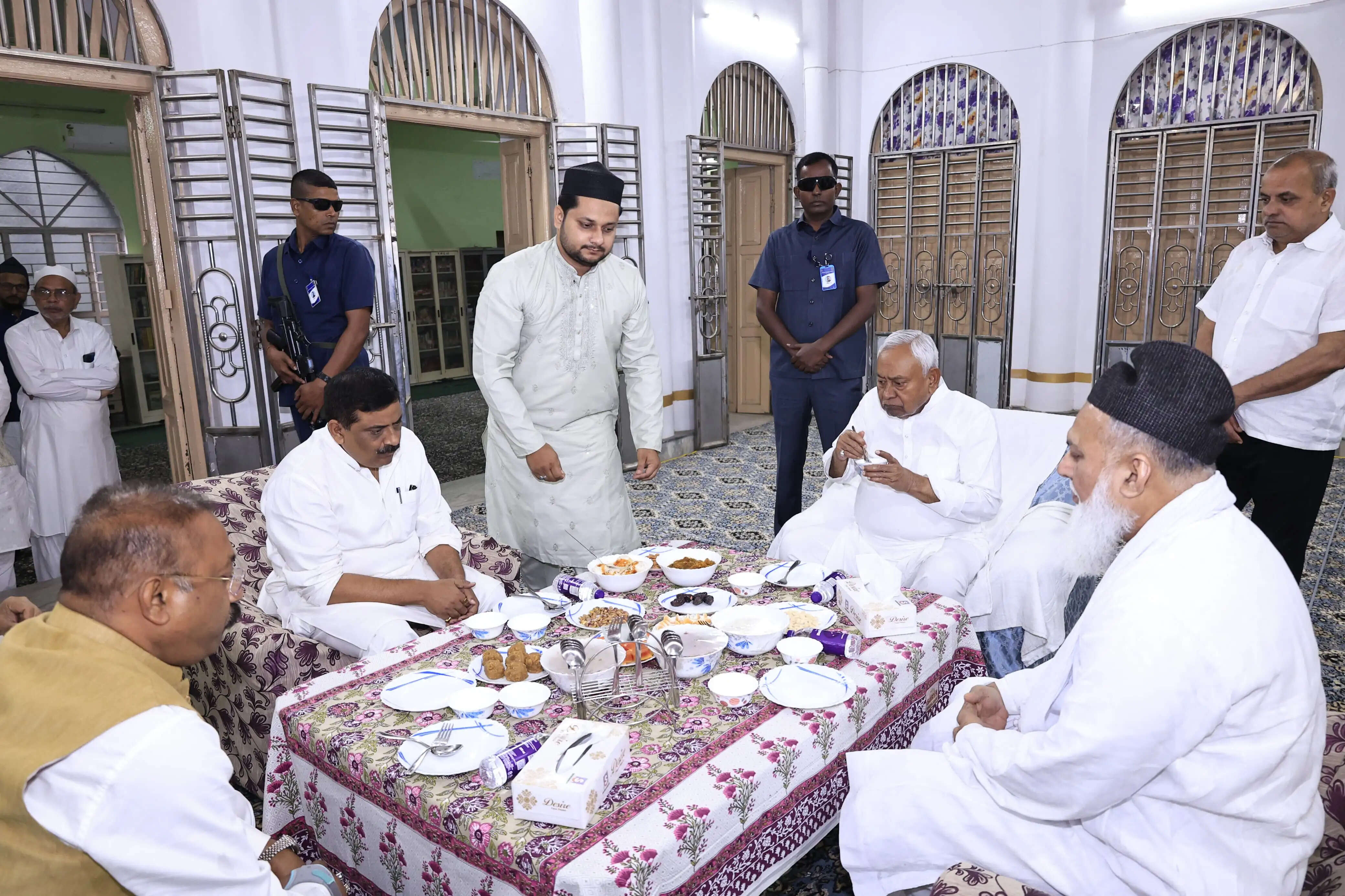 मुख्यमंत्री ने ईद-उल-फितर के अवसर पर विभिन्न जगहों का किया भ्रमण, दी बधाई