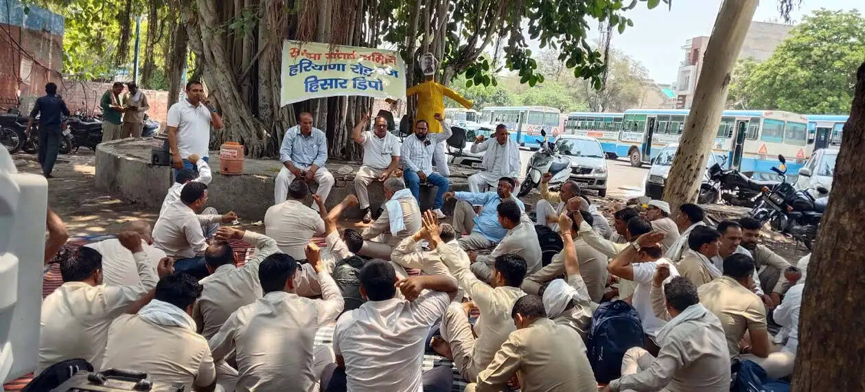 हिसार में रोडवेज कर्मचारियों ने फूंका डिपो महाप्रबंधक का पुतला