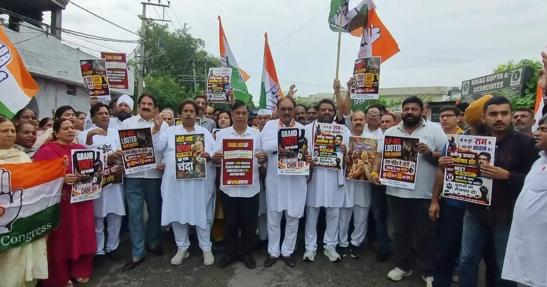 जम्मू में कांग्रेस का प्रदर्शन, राज्य का दर्जा बहाल करने और विभिन्न मुद्दों पर केंद्र सरकार के खिलाफ नारेबाजी
