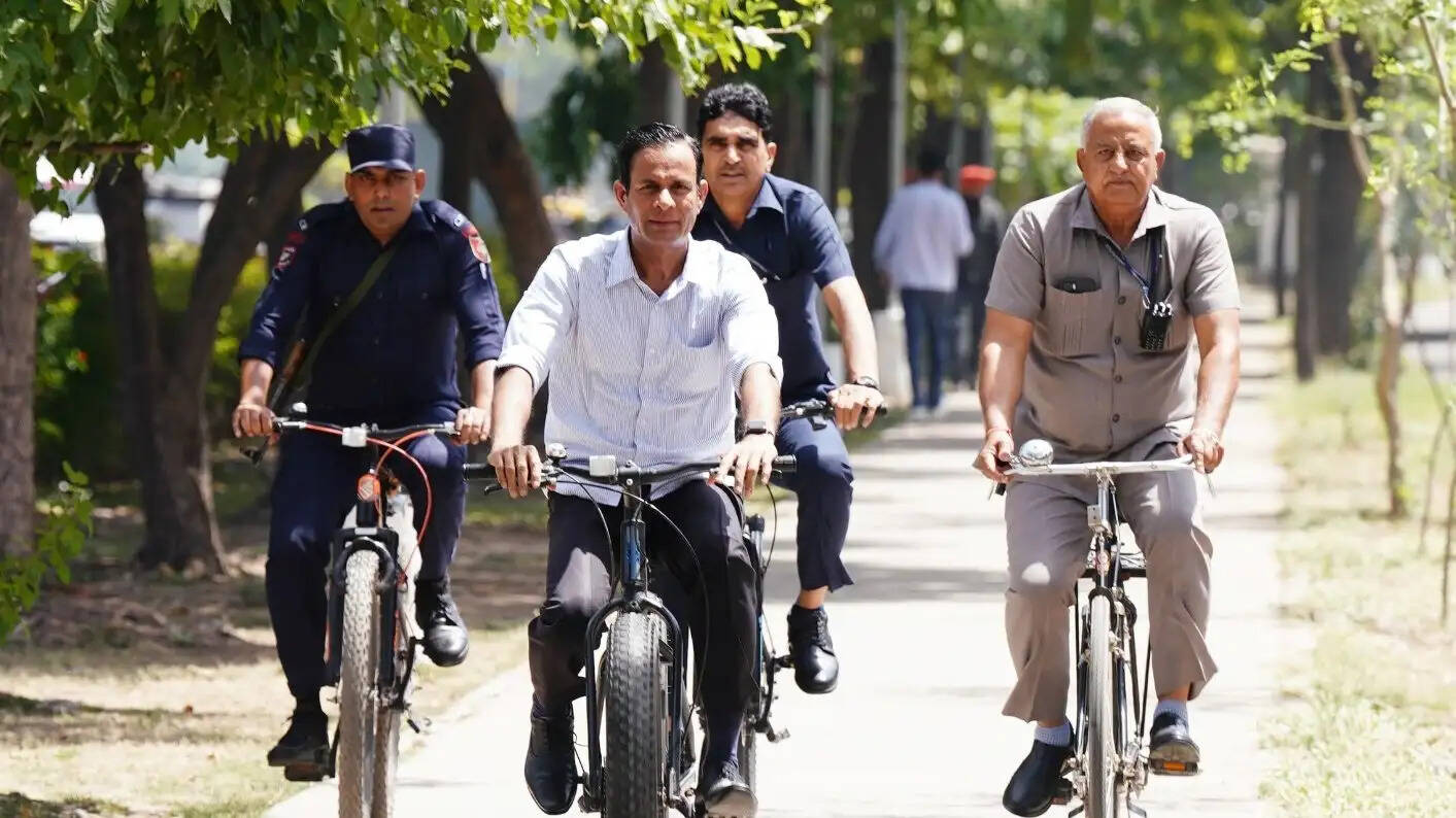 चंडीगढ़ में 'नो व्हीकल डे' पर बस में सवार होकर दफ्तर पहुंचे पंजाब के राज्यपाल
