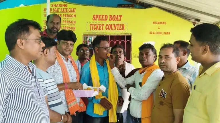 मैथन में डूबती नाव से 14 पर्यटकों को बचाने वाले नाविक ताजुद्दीन बने ‘नायक’