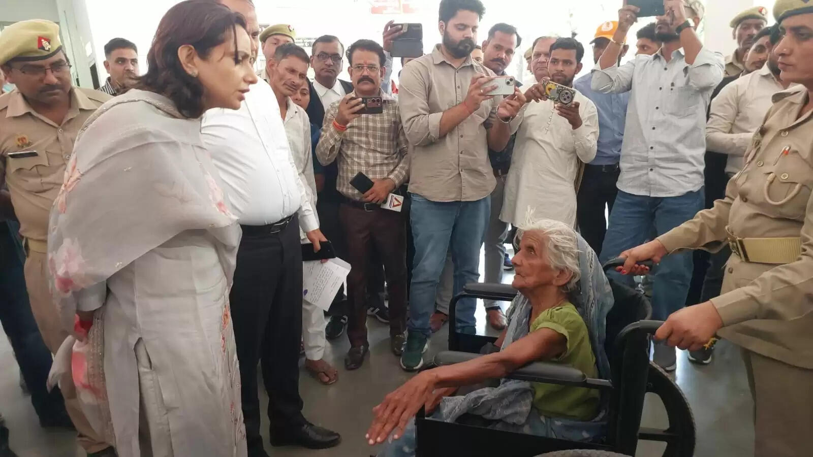 जिेलाधिकारी ने बुजुर्ग महिला के पास पहुंच कर सुनी फरियाद, अधिकारियों को दिए निर्देश