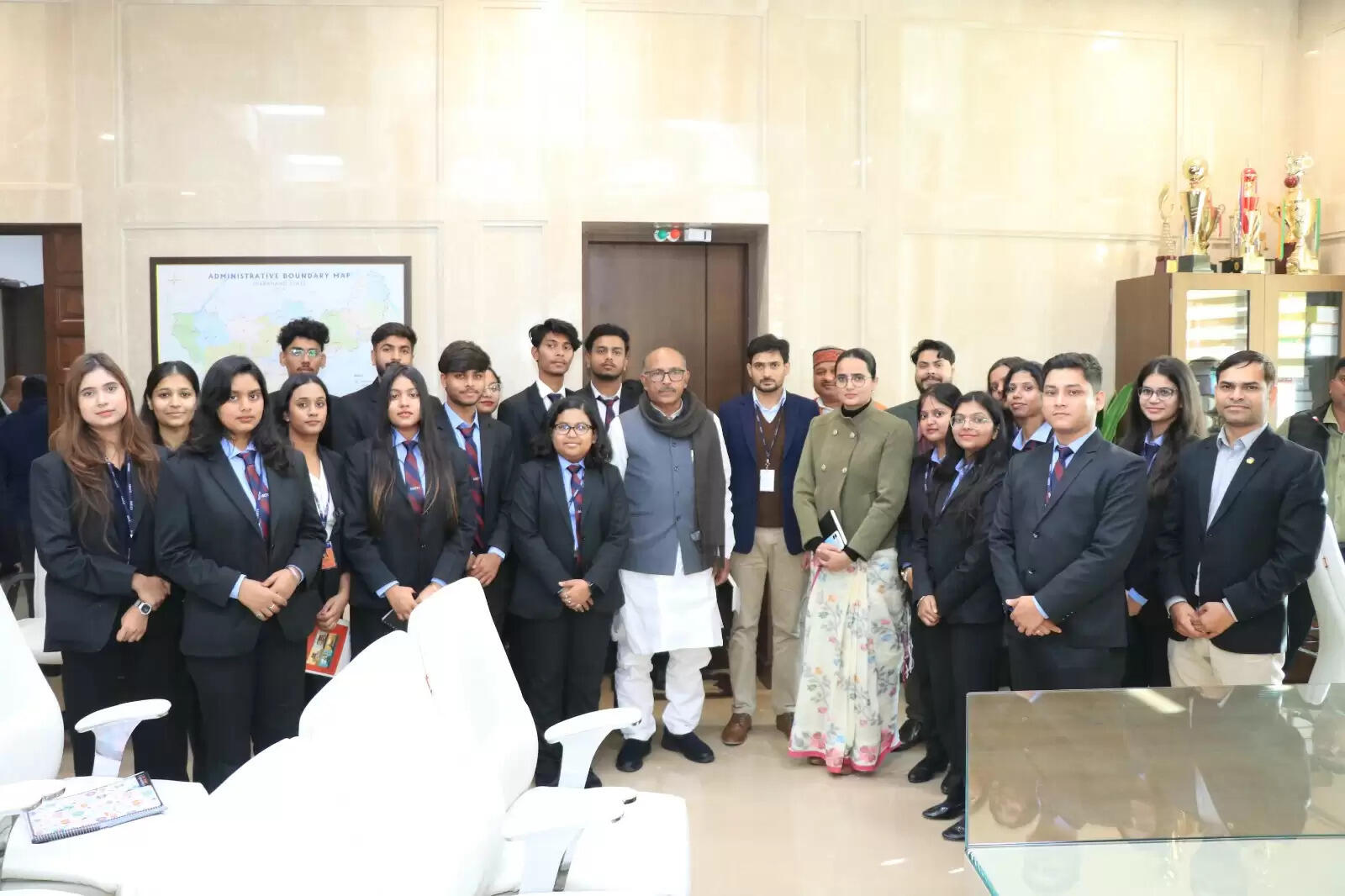 प्रशिक्षु आईएएस और और छात्रों ने देखी विधानसभा की कार्यवाही