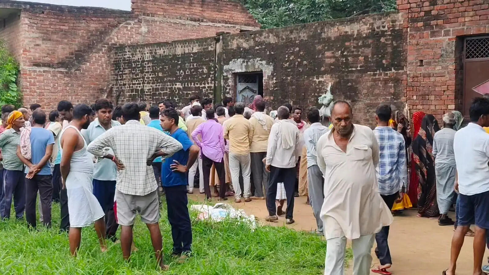 इटावा में मां-बेटी की गला रेतकर हत्या
