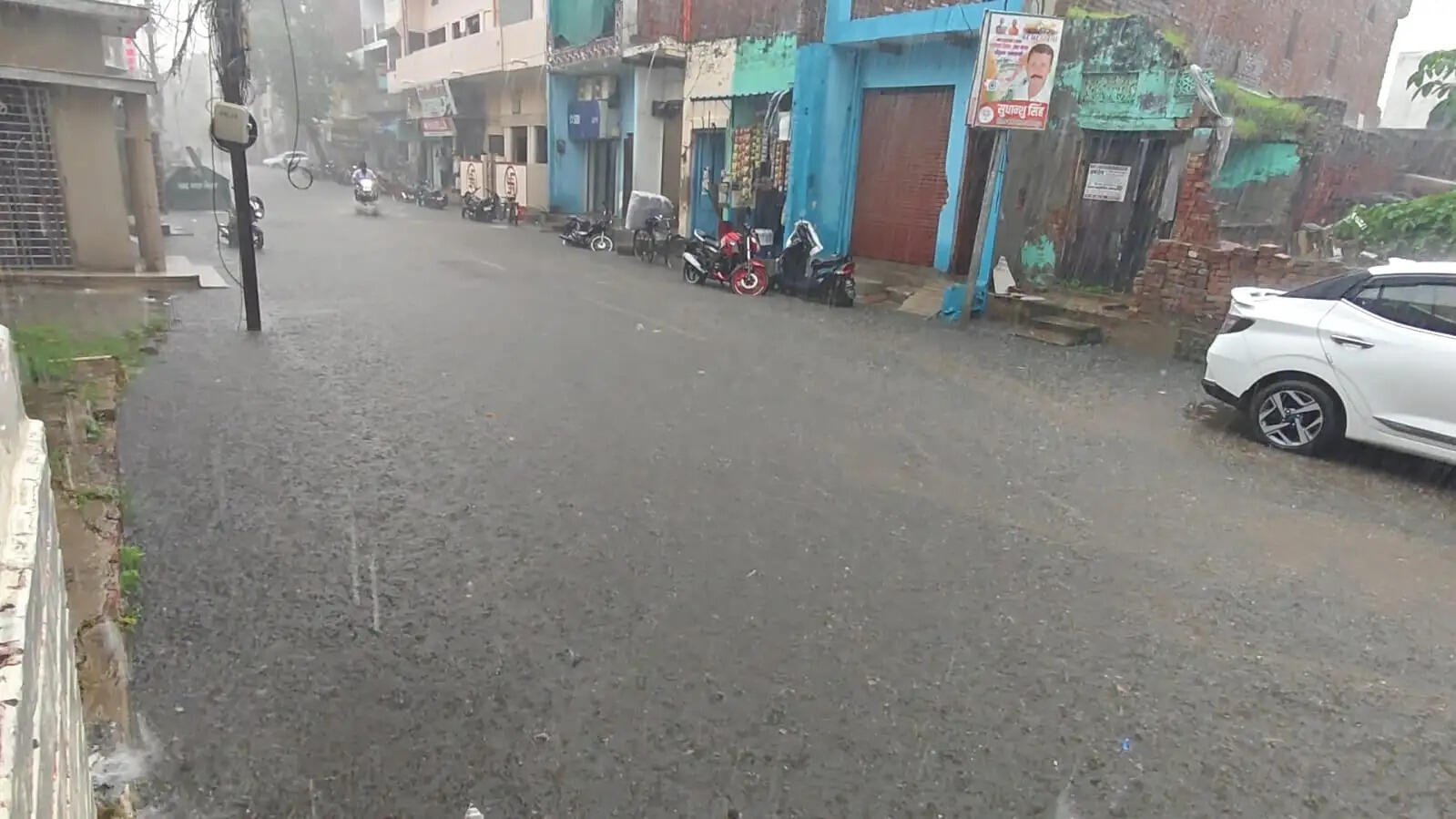मूसलाधार बारिश से जौनपुर बेहाल, शहर से गांव तक जलभराव