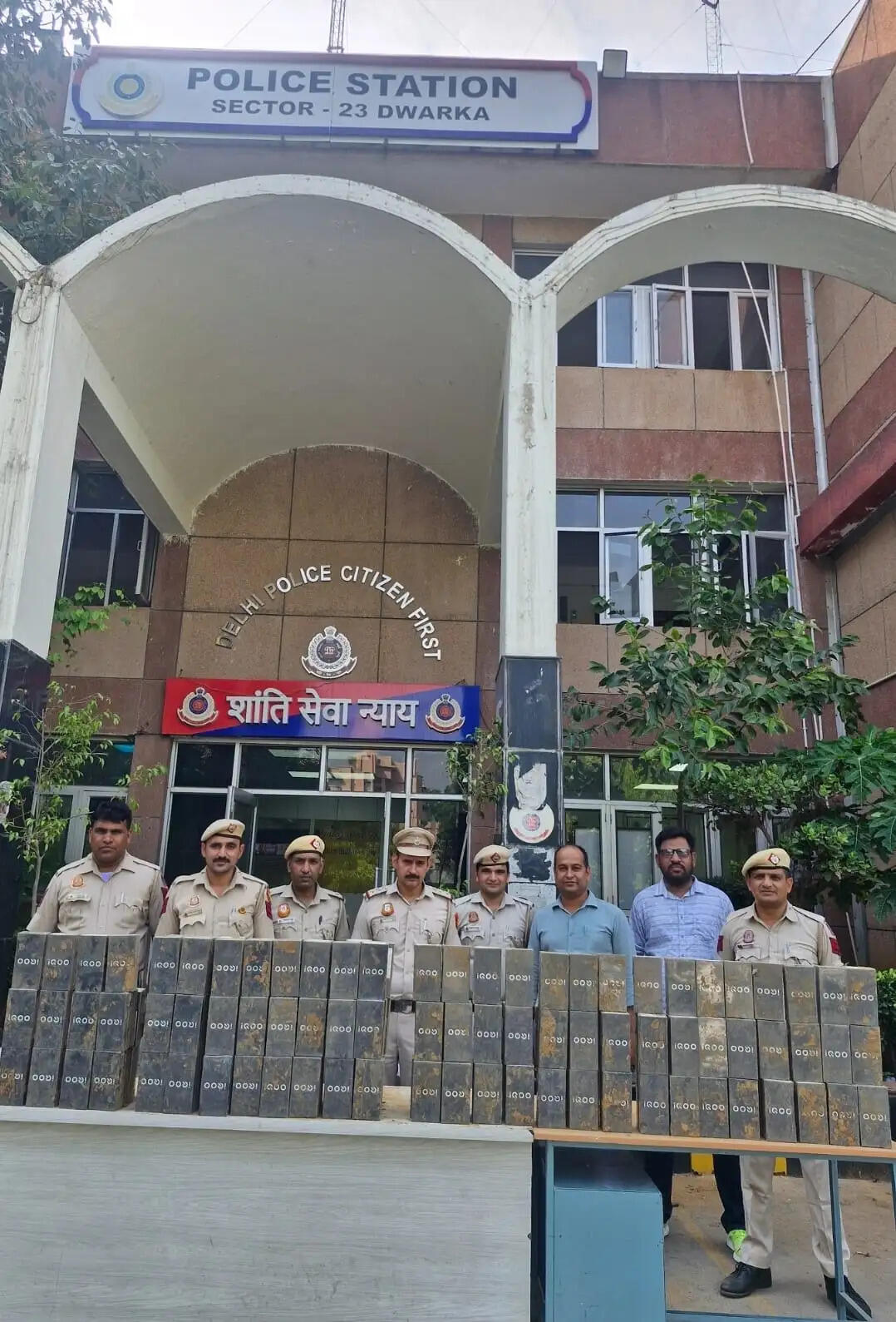 अमेजन की खेप से 1500 वीवो मोबाइल उड़ाने वाले गिरोह का पर्दाफाश, डेढ़ करोड़ के 604 मोबाइल बरामद, तीन गिरफ्तार