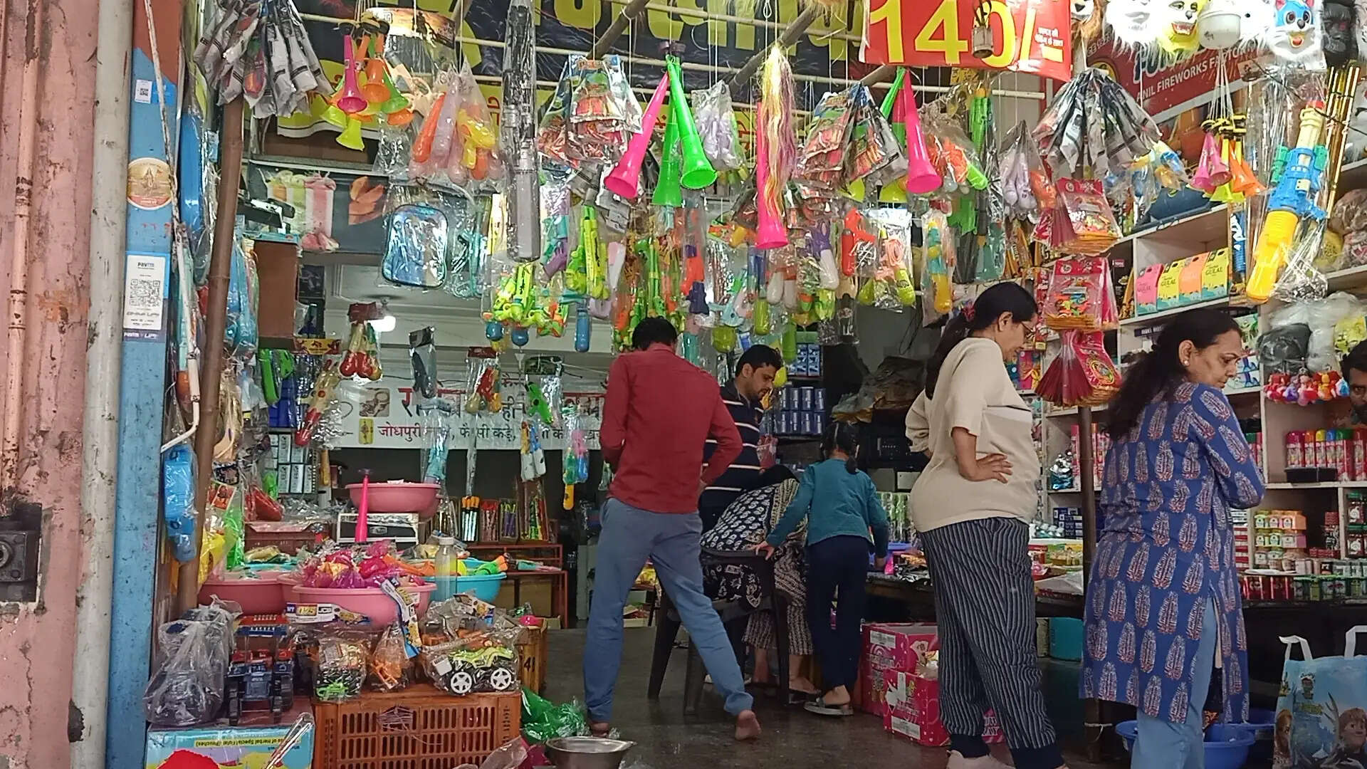 होली से पहले ही रंगों में रंगा शहर: खरीदारी ने पकड़ी रफ्तार