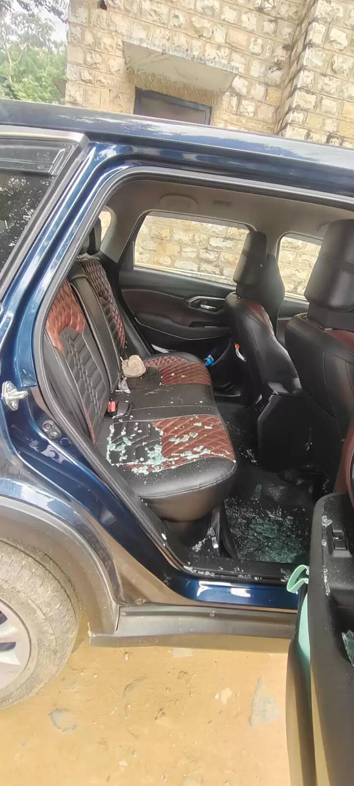 शादी समारोह में आए युवक की कार का कांच फोड़ आभूषण व नकदी चोरी