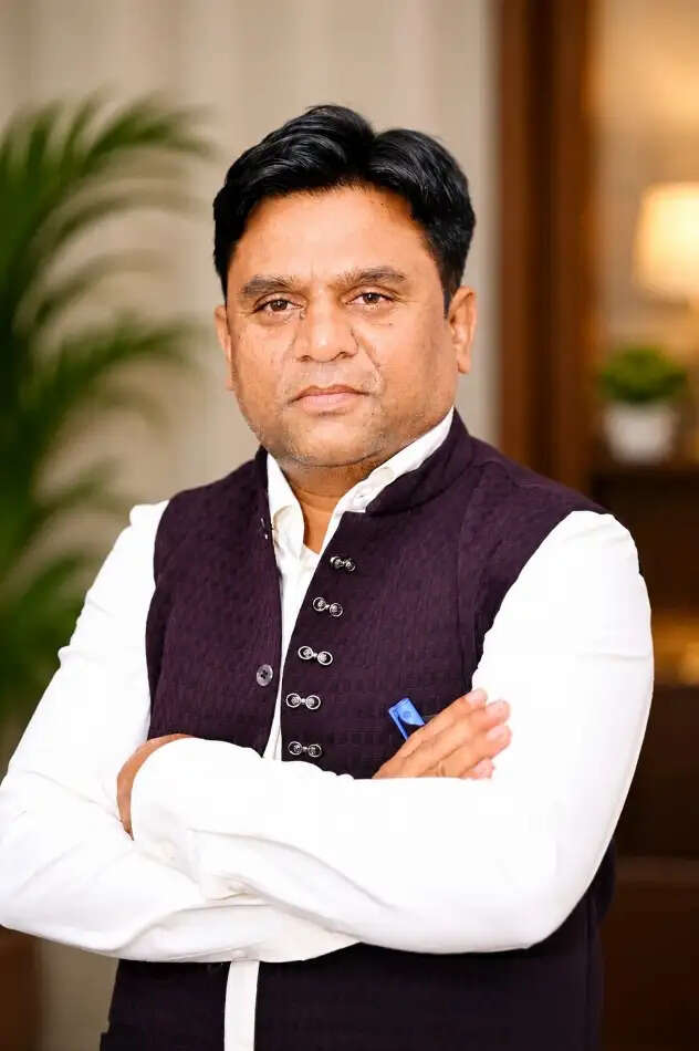 मड़वापथरा के जनमन भवन पर प्रशासन घिरा, अरुण सार्वा ने उठाए सवाल