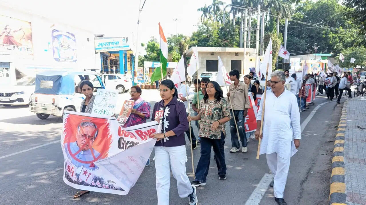 जींद : एसएफआई कार्यकर्ताओं ने किया शहर में प्रदर्शन