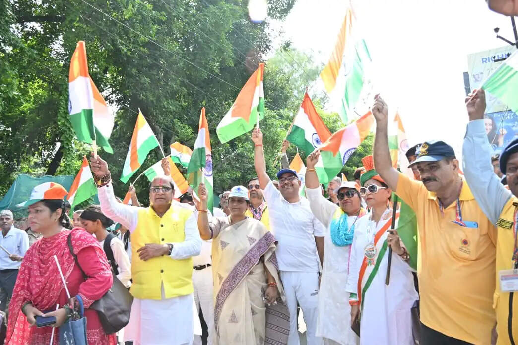 तिरंगा देश के गौरव, स्वाभिमान और एकता का प्रतीक : जिलाधिकारी