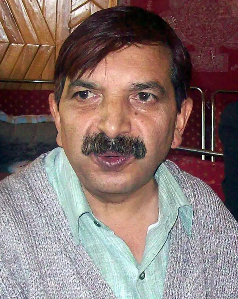 भूस्खलन की चपेट में आने से रंगकर्मी जहूर घायल