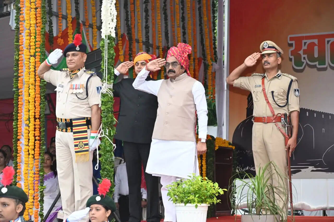 जबलपुरः स्वतंत्रता दिवस पर मंत्री राकेश सिंह ने किया ध्वजारोहण, मुख्य आयोजन में दिखा देशभक्ति का जज्बा
