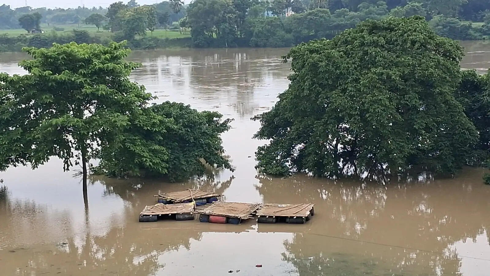 द्वारकेश्वर नदी का जलस्तर बढ़ने से दहशत, बांधपाड़ा इलाके में घुसा पानी