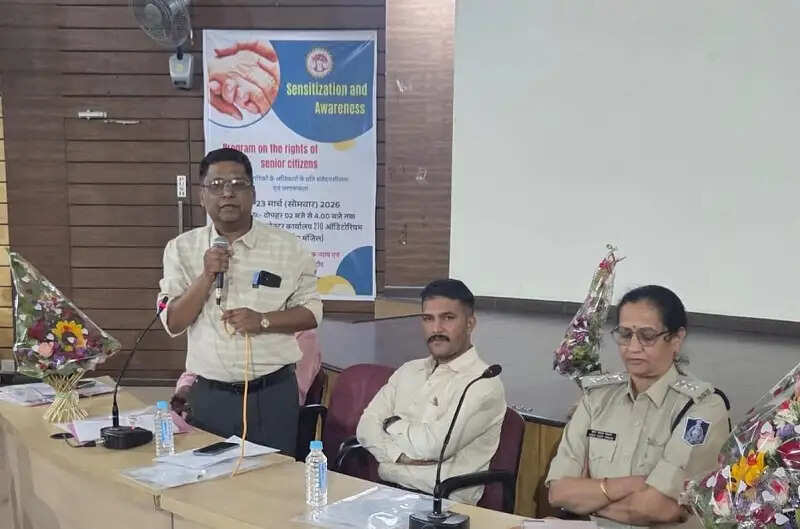 इंदौरः कलेक्टर सभागृह में वरिष्ठ नागरिकों के अधिकारों पर जागरूकता कार्यक्रम आयोजित