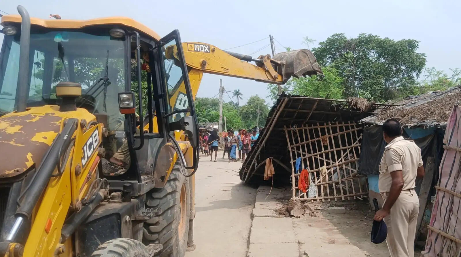 श्रावणी मेला से पूर्व अतिक्रमणकारियों पर चला बुलडोजर