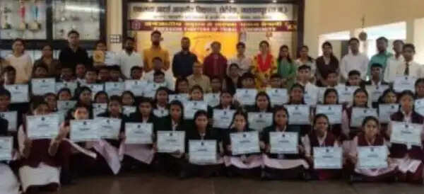 राष्ट्रीय युवा संसद प्रतियोगिता में ईएमआरएस छेरीबेड़ा के विद्यार्थियों ने किया उत्कृष्ट प्रदर्शन