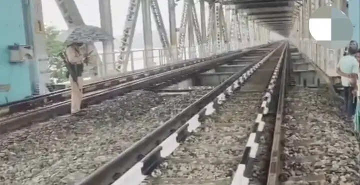 नारायण सेतु पर ट्रेन की चपेट में आने सेअस्थायी दो रेल श्रमिकों की मौत, दो की हालत गंभीर