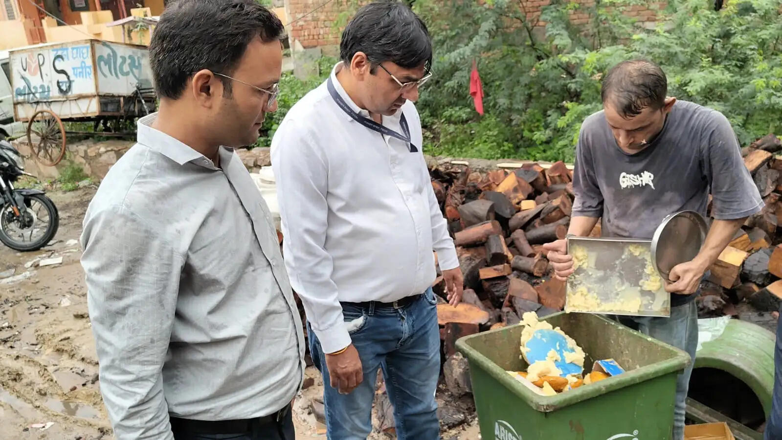 खाद्य सुरक्षा विभाग ने 100 किलो खराब मावा और गुलाब जामुन का पेस्ट कराया नष्ट