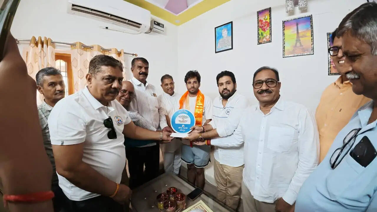 क्रिकेटर रवि बिश्नोई ने किया क्रीड़ा भारती ज्ञान परीक्षा के पोस्टर का विमोचन