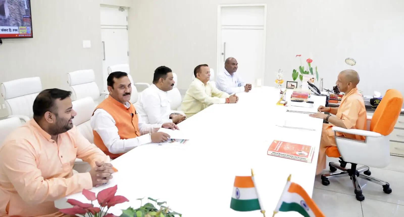 मुख्यमंत्री से मिले विश्वविद्यालय कर्मचारी महासंघ के पदाधिकारी, समस्याओं के समाधान की उठाई मांग