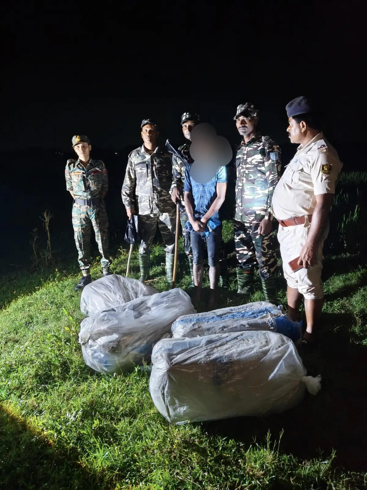 एसएसबी और बसमतिया पुलिस की संयुक्त कार्रवाई में 101 किलो गांजा के साथ तस्कर गिरफ्तार