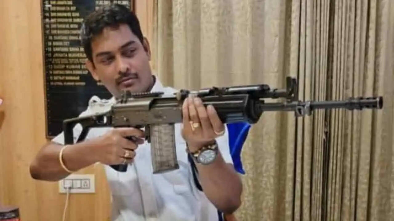 सोशल मीडिया पर अग्नेयास्त्र के साथ तस्वीर पोस्ट करने वाले कालीघाट थाने के ओसी गौतम दास निलंबित