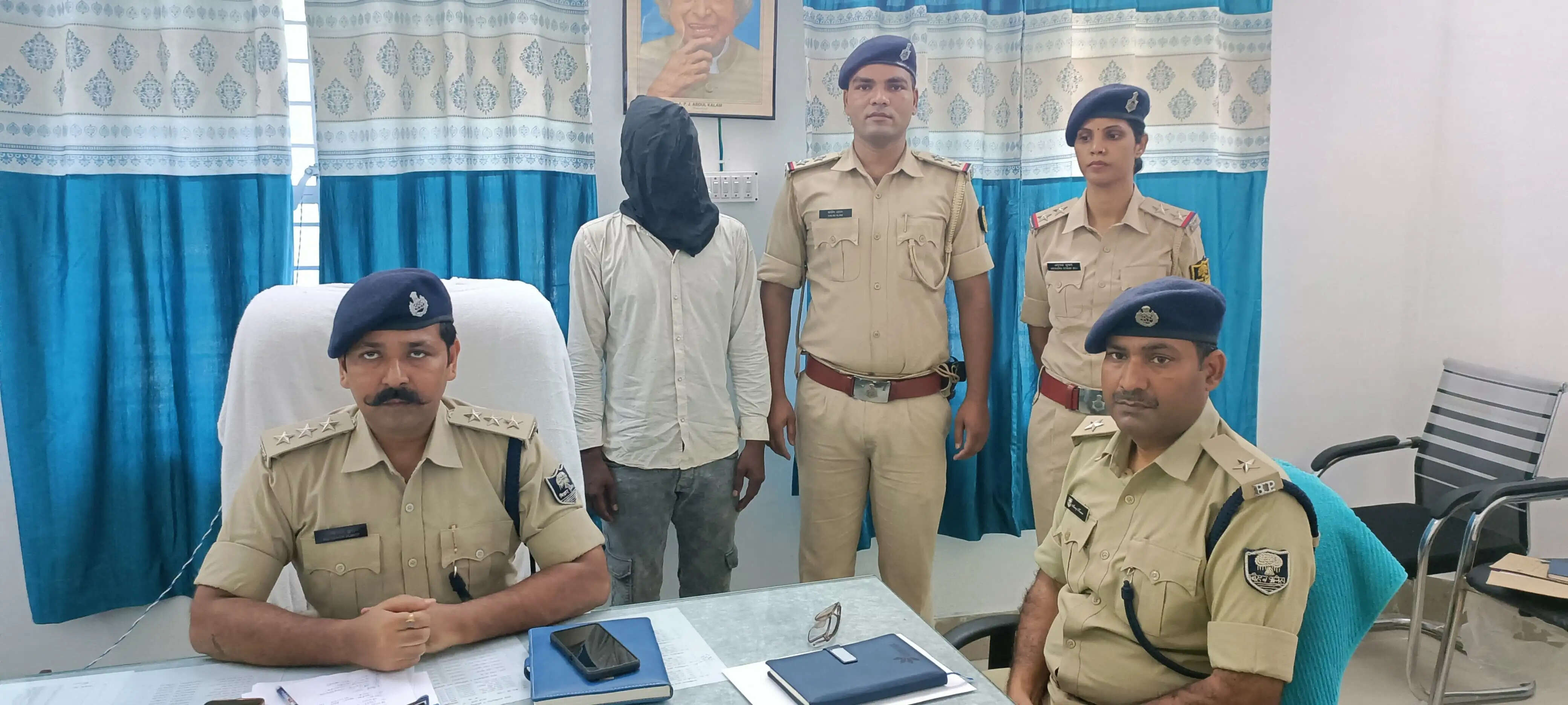 बैंक के शाखा प्रबंधक से लूट मामले में पुलिस ने आरोपित को किया गिरफ्तार,लूटी हुई माेबाइल किया बरामद