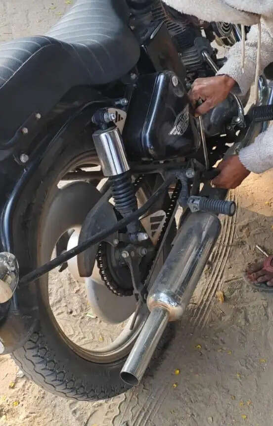 ओवरस्पीडिंग, ब्लैक फिल्म और मॉडिफाइड साइलेंसर पर चला ट्रैफिक पुलिस का डंडा