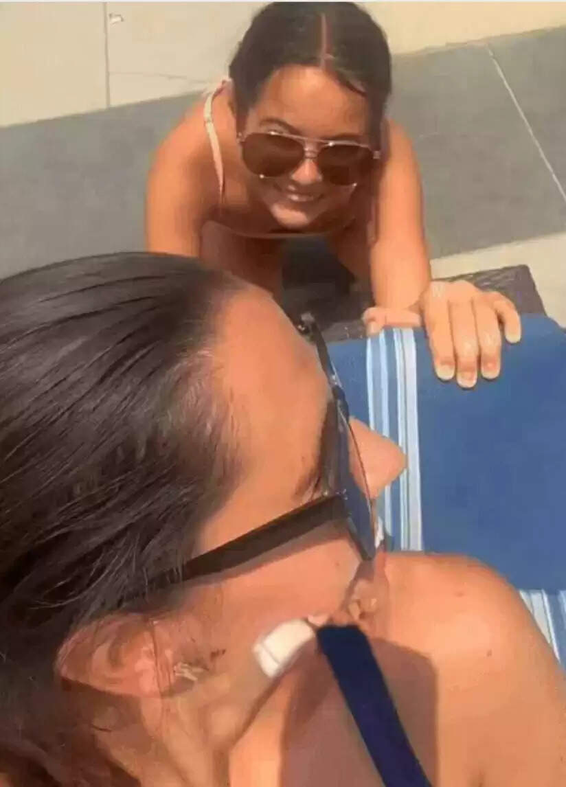 गुरुग्राम के होटल में अमेरिका की युवतियों के सन बाथ लेते बनाए वीडियो