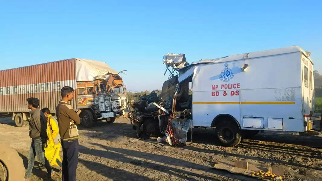 मप्रः भीषण सड़क हादसे में मुरैना बम स्क्वॉड के 4 जवानों की जान गई, एक अन्य गंभीर रूप से घायल