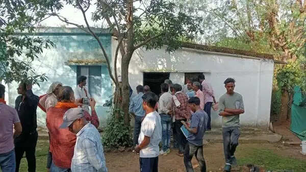 डिंडौरी में सरकारी आवास में पंखे&nbsp;से&nbsp;लटका&nbsp;मिला तहसील कार्यालय के बाबू का शव,&nbsp;पुलिस&nbsp;जांच&nbsp;में&nbsp;जुटी